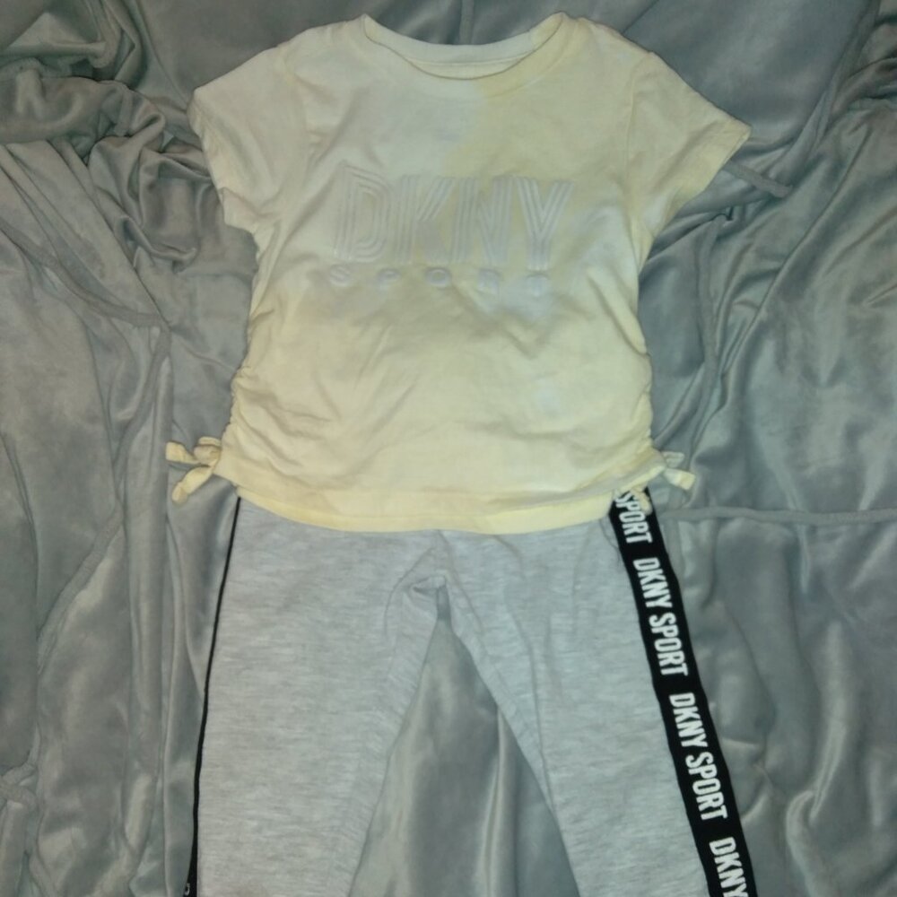 DKNY 2 piece set 2T.              B26